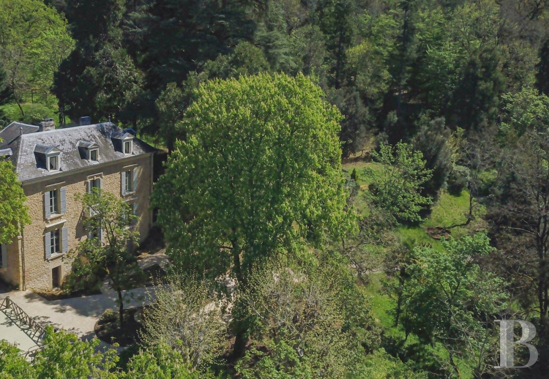 Au cœur de Sarlat, en Dordogne, une maison des années 20 entourée d’un grand parc - photo  n°1
